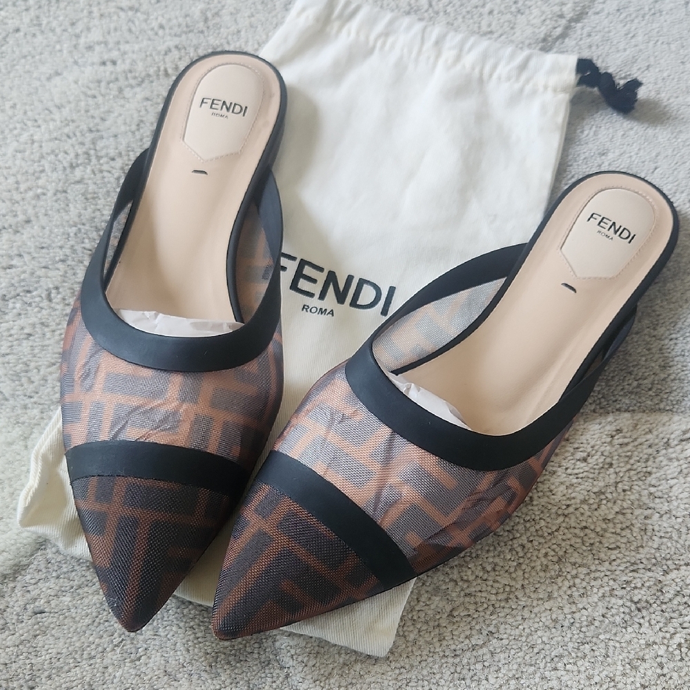 Fendi Black and Brown Flats with Iconic FF Monogram - Worn a few times.